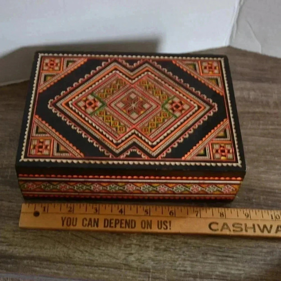 Vtg Carved Painted Wood Box - Picture 8 of 9